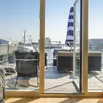 3 Bedroom Amazing Ship In 船上ホテル 5*