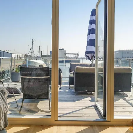 3 Bedroom Amazing Ship In Botel 5*