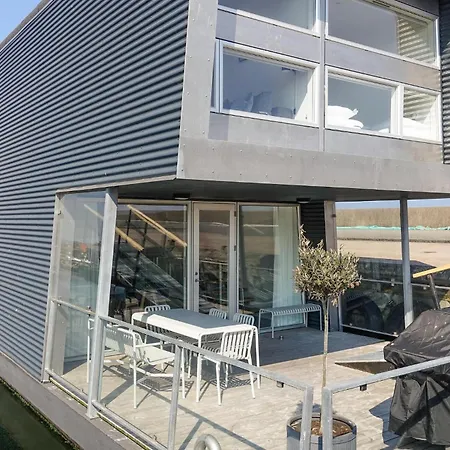 3 Bedroom Amazing Ship In Botel