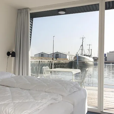 3 Bedroom Amazing Ship In Botel