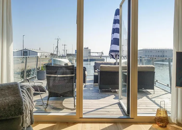 3 Bedroom Amazing Ship In 船上ホテル 5*