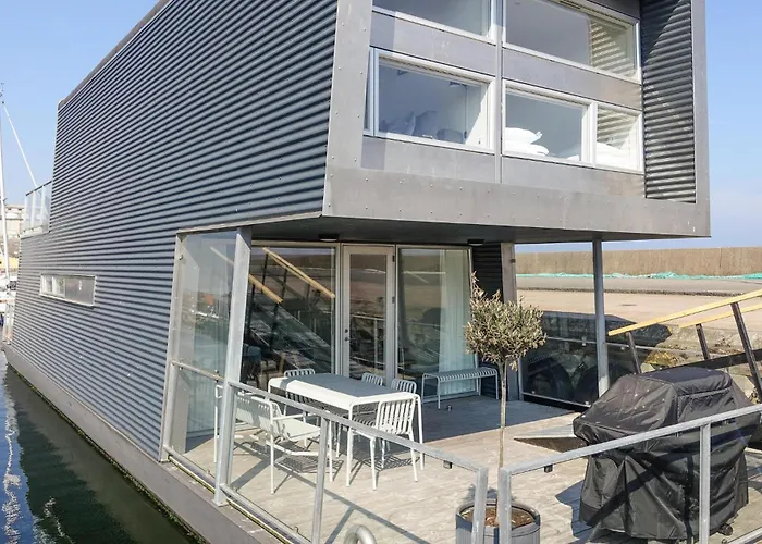 3 Bedroom Amazing Ship In Botel