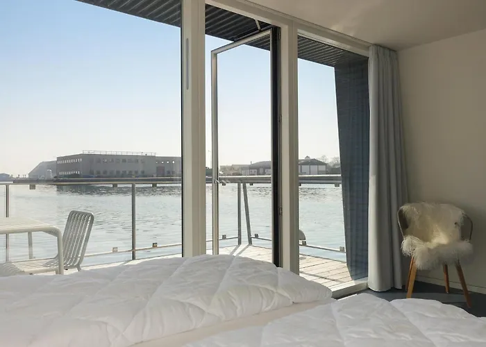 船上ホテル 3 Bedroom Amazing Ship In