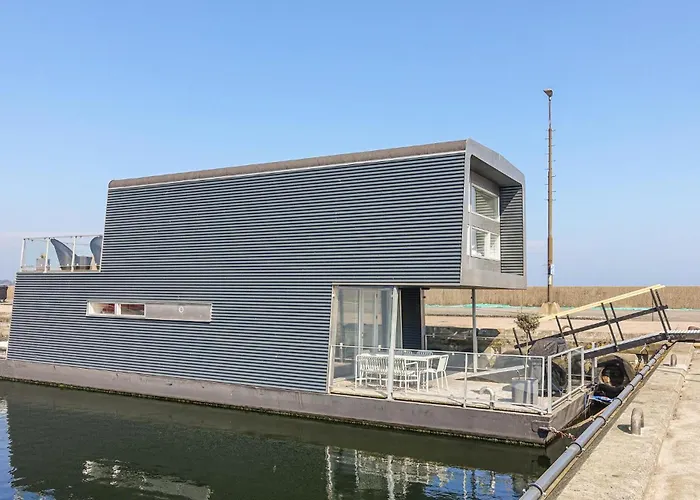 3 Bedroom Amazing Ship In 船上ホテル Neksø